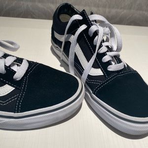 UNISEX (size 6 men’s, 7.5 women’s) low top vans